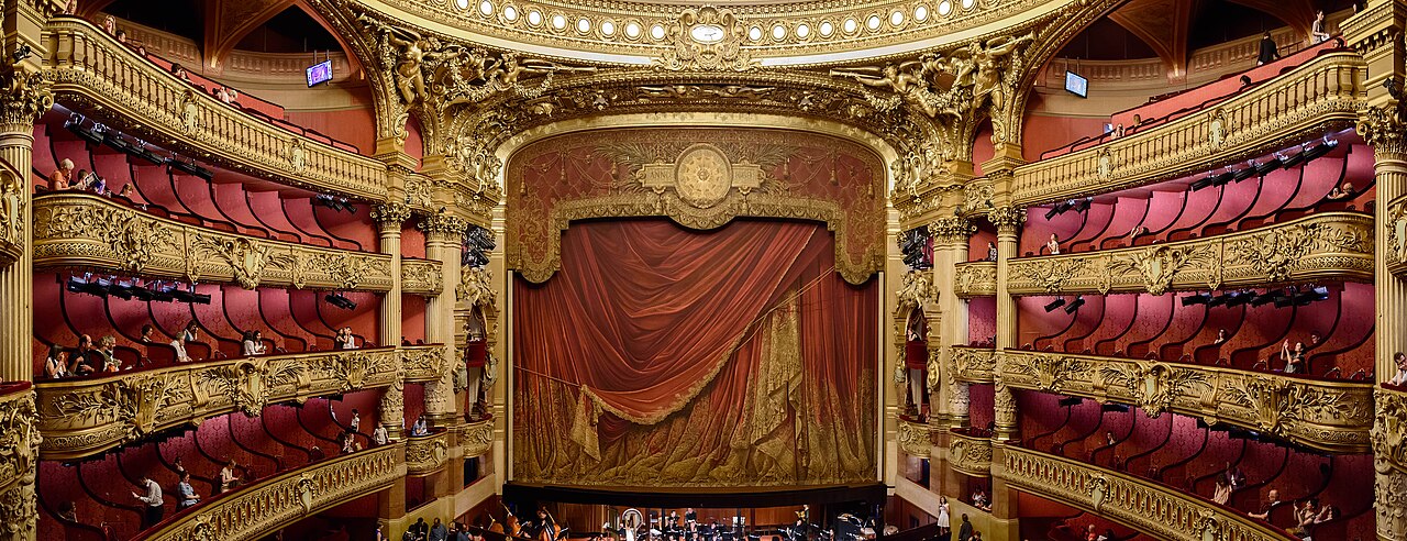 Vue panoramique de la salle de l'Opéra Garnier, dorures, loges et lustre