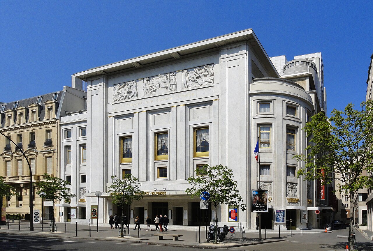 Bâtiment de spectacle du début du XXe siècle, façade sobre et structure apparente