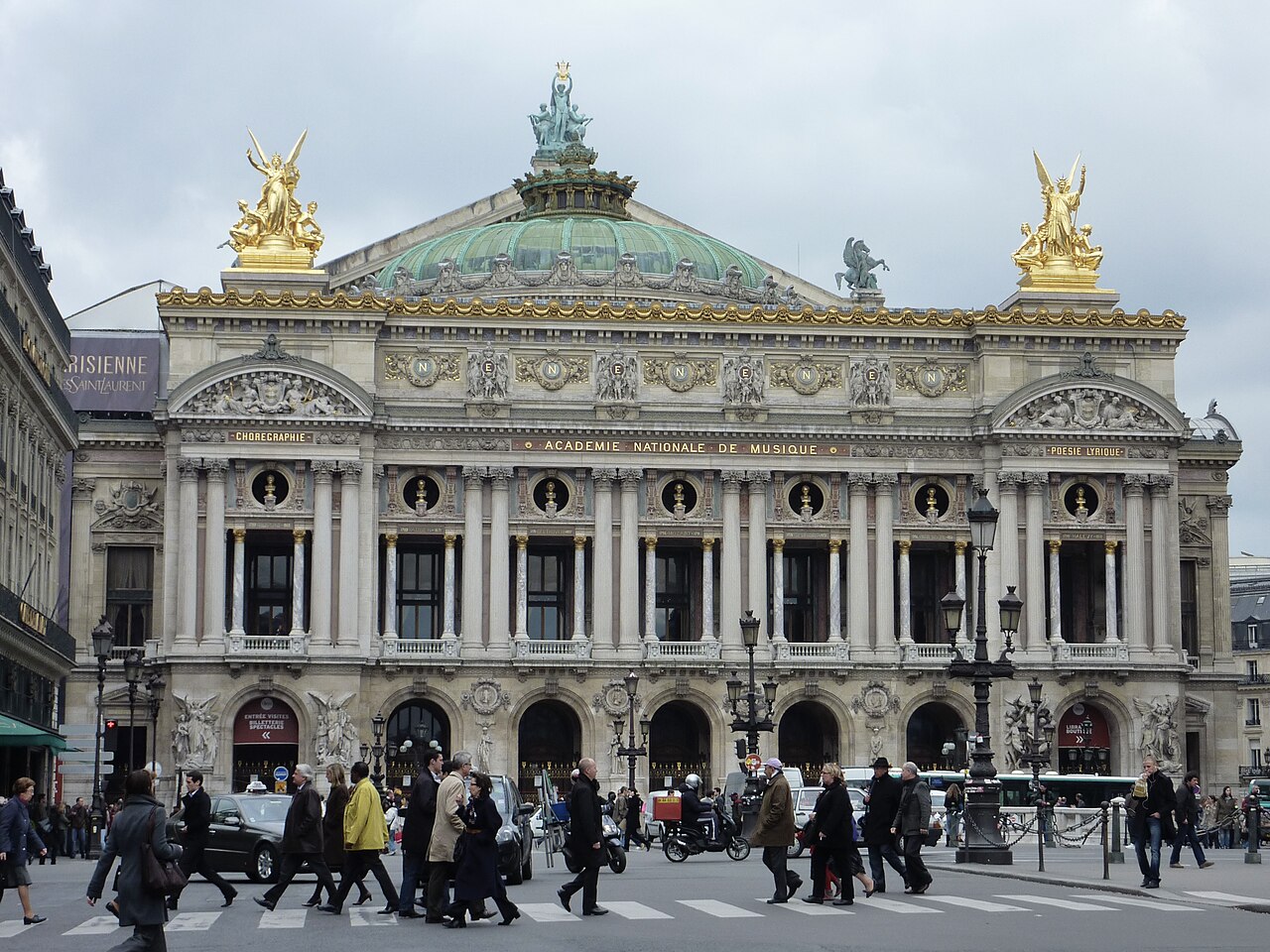 Façade monumentale du Palais Garnier, colonnade et loggia sur la place de l'Opéra