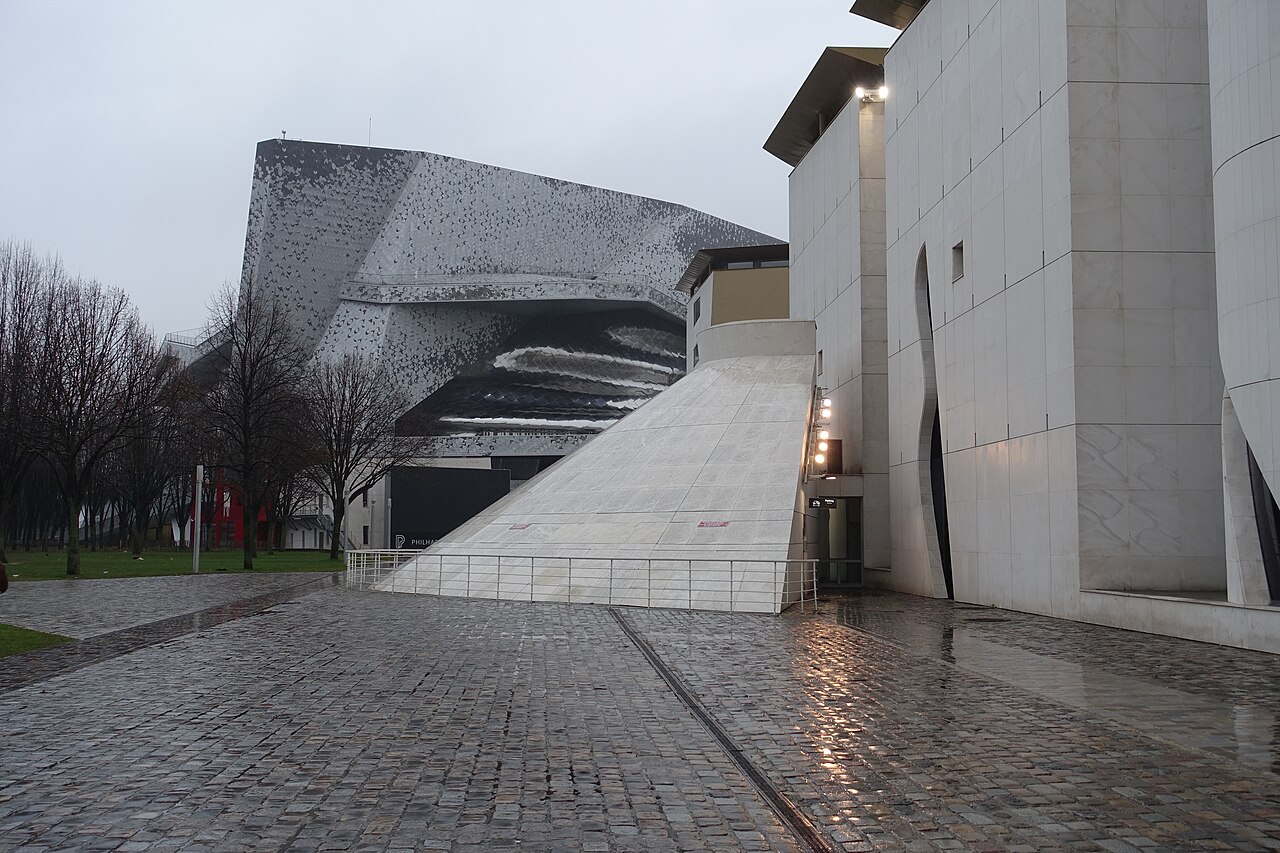 Grande salle contemporaine enveloppante aux gradins disposés autour de la scène