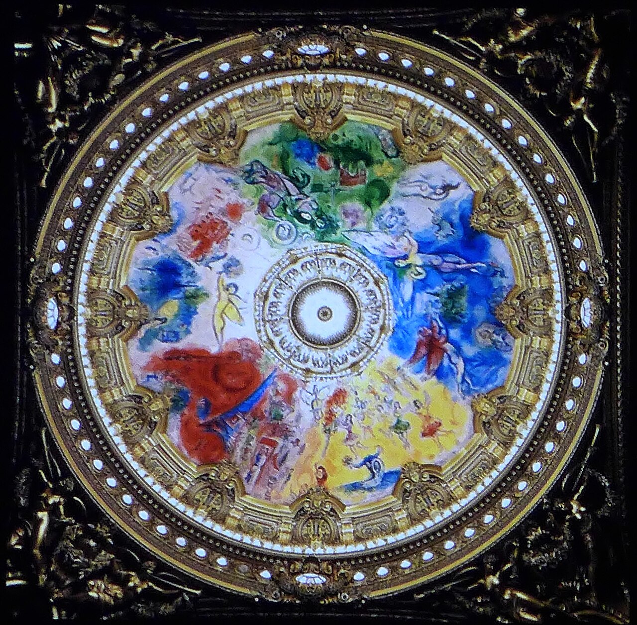 Plafond peint aux couleurs vives, figures dansantes et motifs circulaires